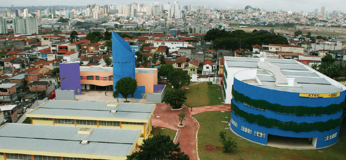 Imagem panorâmica da Escola Campos Salles, em Heliópolis (SP), comunidade conhecida como bairro-educador.