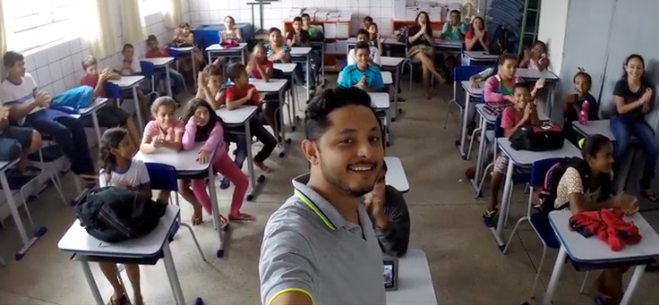 Cléssio Bastos, criador da plataforma Looking4Heroes, durante atividade em sala de aula