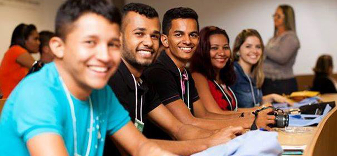 Felipe Matos (garoto do meio da foto) conta sua iniciativa para destacar a riqueza do Vale do Jequitinhonha