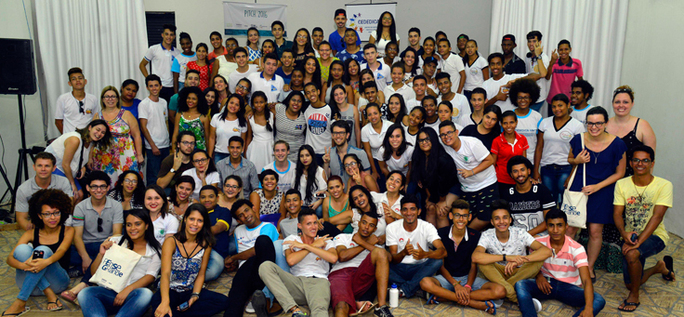 Imagem mostra um grande grupo de jovens. Alguns estão sentados e outros em pé. Ao fundo, há dois banners. Em um deles se lê “Pitch 2016” e no outro está escrito CEDEDICA.