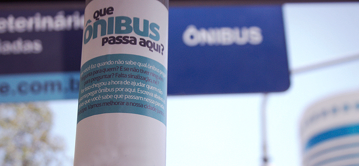 Adesivo instalado pela empresa Shoot the Shit em pontos de ônibus