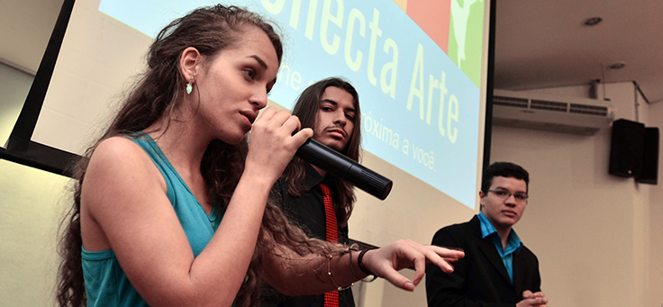 Raíssa de Oliveira, de 18 anos, criou com os amigos o aplicativo Conecta Arte, uma rede social para integrar as pessoas de sua comunidade por meio da arte e da promoção de atividades culturais