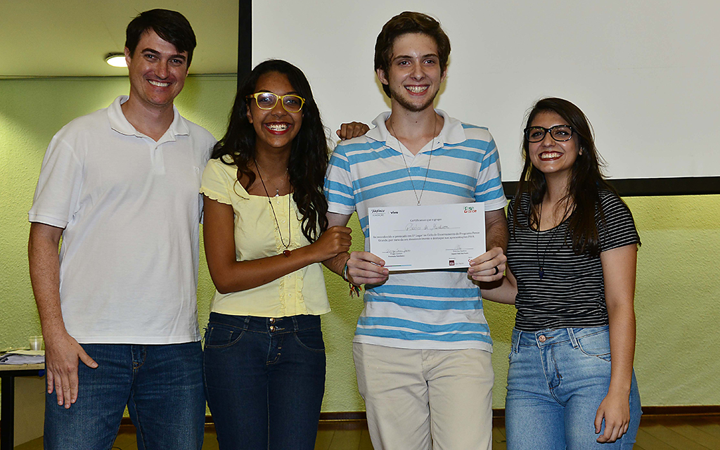 Luis Guggenberger, da Fundação Telefônica Vivo, e Thaiza Peotta, Vinicius Luche e Jéssica Maia, criadores do projeto Plástico de Mandioca