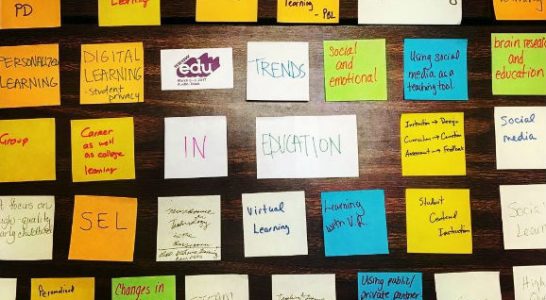 Imagem mostra mesa com post-its coloridos