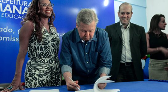 A secretária municipal de educação, Kátia Schweickardt, o prefeito de Manaus, Arthur Virgílio Neto, e Americo Mattar, presidente da Fundação Telefônica Vivo, no lançamento do ProFuturo - Aula Digital em Manaus