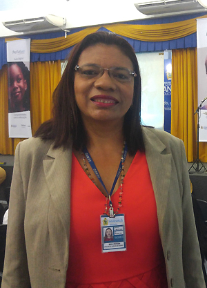 Nizia Feitoza, diretora da Escola Municipal Francisca Lima da Rocha