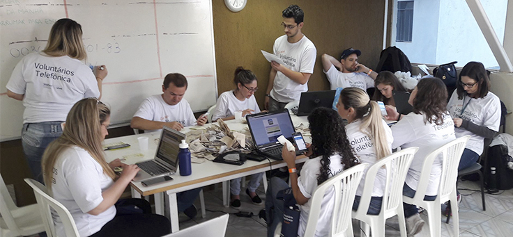 Imagem mostra voluntários da Telefonica no DTV