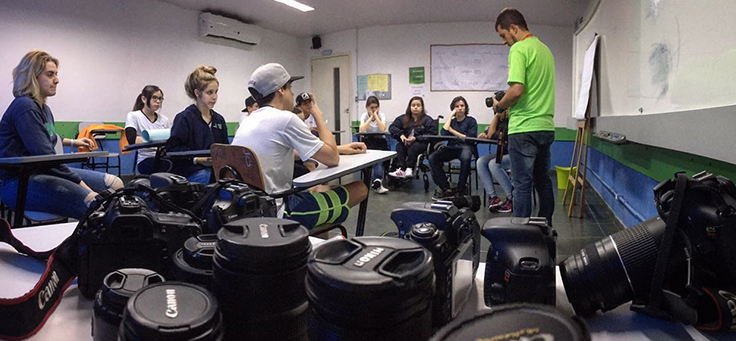 O Educador Márcio Motta em aula sobre fotografia. Seus alunos do ensino médio criam projetos de vida baseados em trabalhos fotográficos