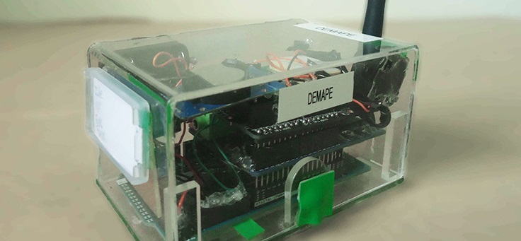 Os estudantes usaram na produção do dispositivo o Arduíno, uma placa de prototipagem eletrônica de hardware livre, que facilita o acesso à robótica