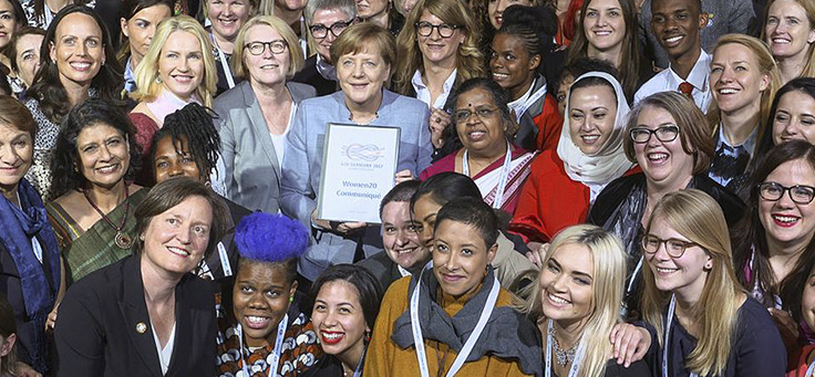 Buh em foto ao lado da chanceler Angela Merkel, durante evento do G20 em Berlim