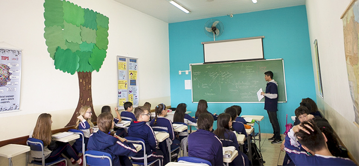 Professor Rodrigo Basílio em sala de aula