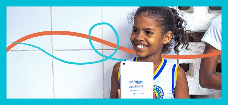 Imagem mostra menina de uniforme escolar sorrindo segurando um tablet onde se vê o logotipo do Profuturo Aula Digital