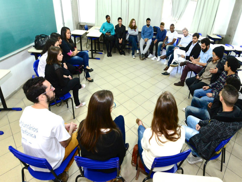 Estudantes participam de reunião com jurados após apresentação dos pitches