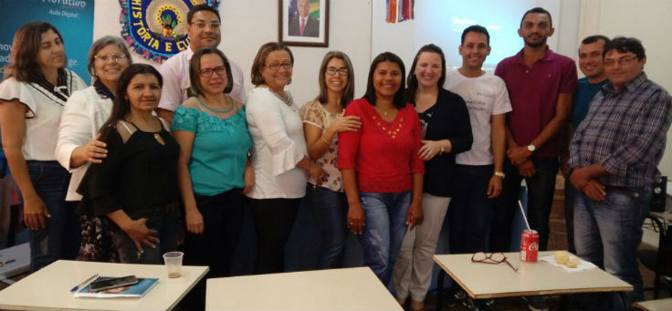Professores e gestores posam para foto após receberem formação do projeto Aula Digital, em Sergipe