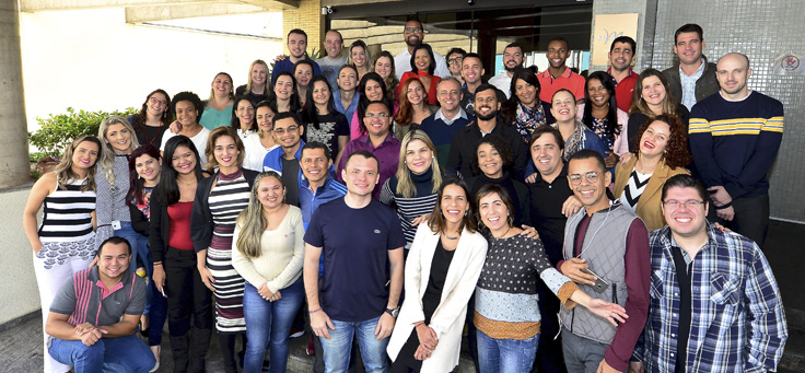 Voluntários do Grupo Telefônica posam para foto sorridentes