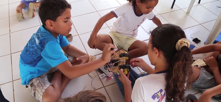 Alunos participam de aula de robótica na Escola Manoel Domingos, em Vitória de Santo Antão, Pernambuco. Unidade é retratada no programa Janelas de Inovação, parceria da Fundação Telefônica com o Canal Futura