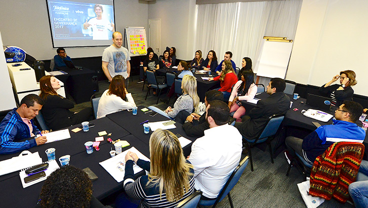 Americo Matar fala com conversa com voluntários do grupo