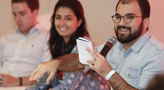 Caio Dib, do Caindo no Brasil, foi um dos mediados dos bate-papos do Educação 360 Tecnologia