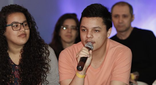 Ex-alunos da André Urani, Letcia e João Paulo, em painel de debates do Educação 360 Tecnologia.