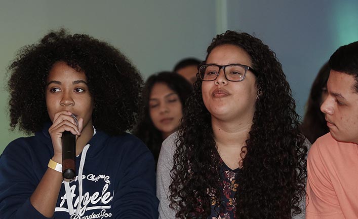 Ex-alunos da EM André Urani durante bate-papo no painel