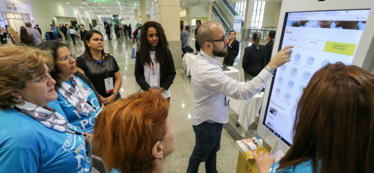 Estande da Fundação Telefônica apresenta programas de inovação educativa para gestores durante o evento