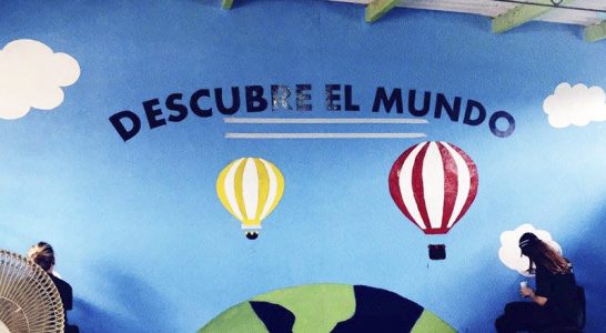 Escola Molino de Carmen, no Peru, tem parede pintada com nuvens e arco-íris