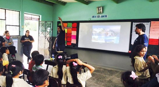 Voluntários dão aula da escola Molino de Carmen, no Peru