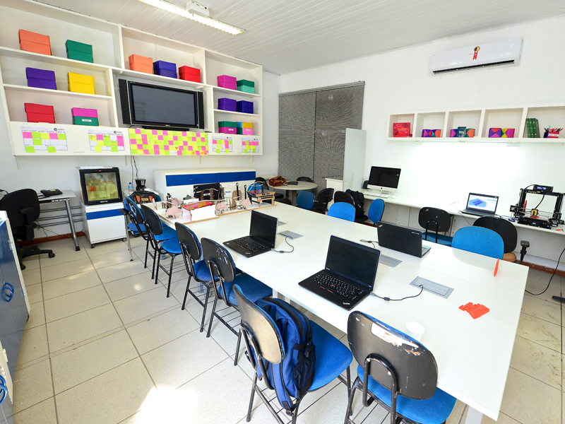 Sala de informática com computadores do Lab Maker Arrastão