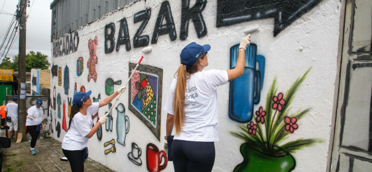 Voluntários pintam muro da ONG Nosso Lar
