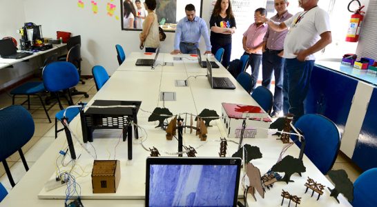 Sala de informática com computadores do Lab Maker Arrastão