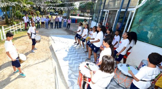 Alunos se apresentam com instrumentos musicais em frente ao Lab Maker Arrastão