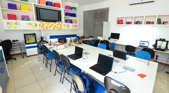 Sala de informática com computadores do Lab Maker Arrastão