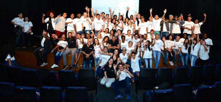Eduardo Lyra posa junto com jovens no palco