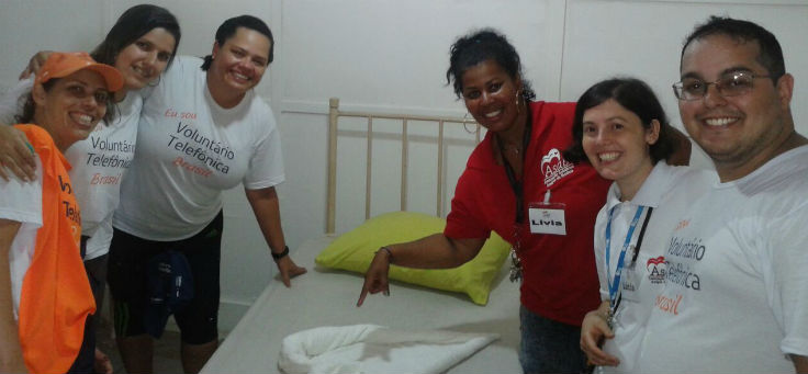 Imagem mostra voluntários em quarto da ASAB arrumando cama