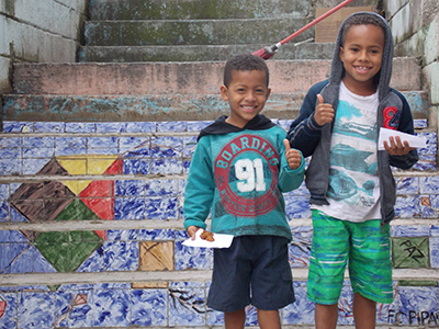 Crianças atendidas pelo projeto Ateliê Azu, referência para o programa Pense Grande, da Fundação Telefônica Vivo