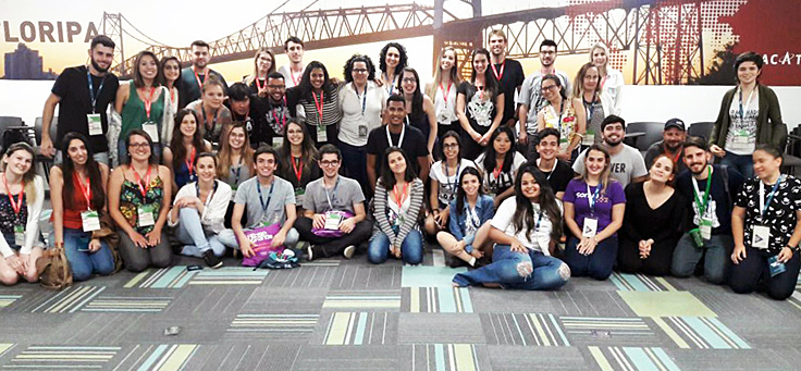 Grupo de pessoas posam para foto no festival social_good_brasil