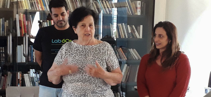 Meninas e mulheres interagem durante os encontros