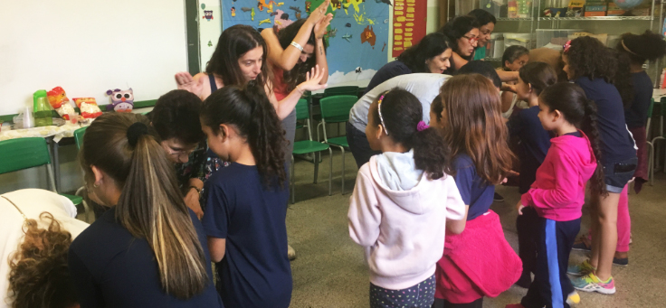 Meninas e mulheres interagem durante os encontros