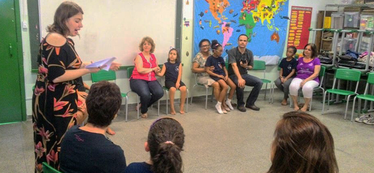 Meninas e mulheres interagem durante os encontros