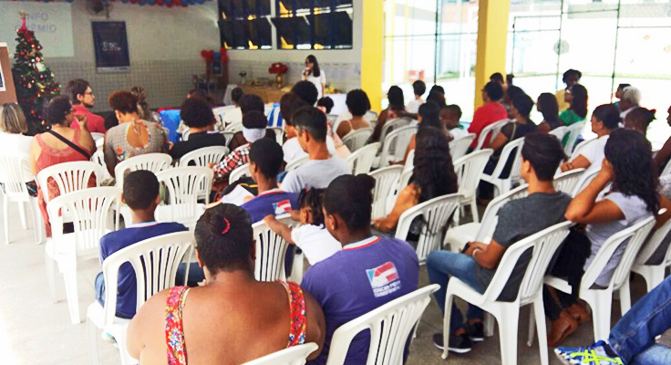 Estudantes e convidados acompanham em plateia lançamento do Pense Grande e Inova Escola em escola na Bahia