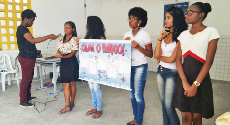 Estudantes e convidados acompanham em plateia lançamento do Pense Grande e Inova Escola em escola na Bahia