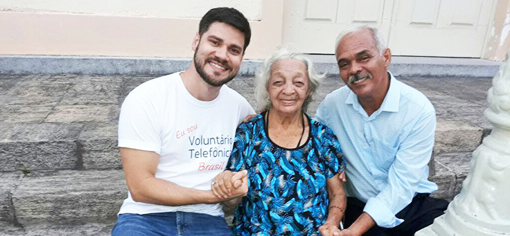 Voluntario Thiago, Severino e dona Sofia, mãe de Severino posam para foto no Abrigo Cristo Redentor, no Recife