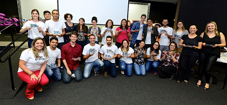 Colaboradoras da Telefônica Vivo e parceiros do demoday nas ETECs posam para foto com camiseta escrito Pense Grande