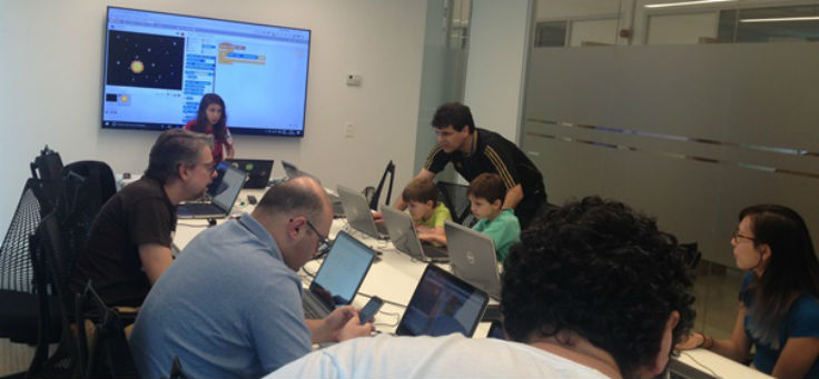 Aos 11 anos, Teteus Bionic ensina linguagem de programação de jogos para criança e adultos de maneira lúdica e criativa.