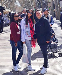 Duas meninas e um menino, na faixa de 16 anos, posam para foto em calçadão de Barcelona.