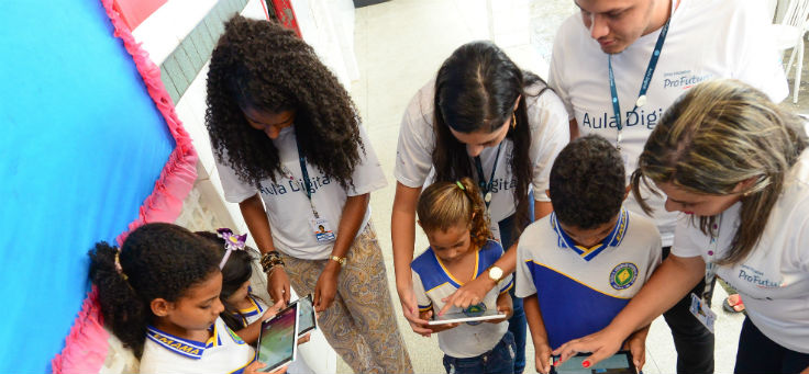 Crianças e professores olham tablets do Aula Digital, lançado em escolas de Sergipe