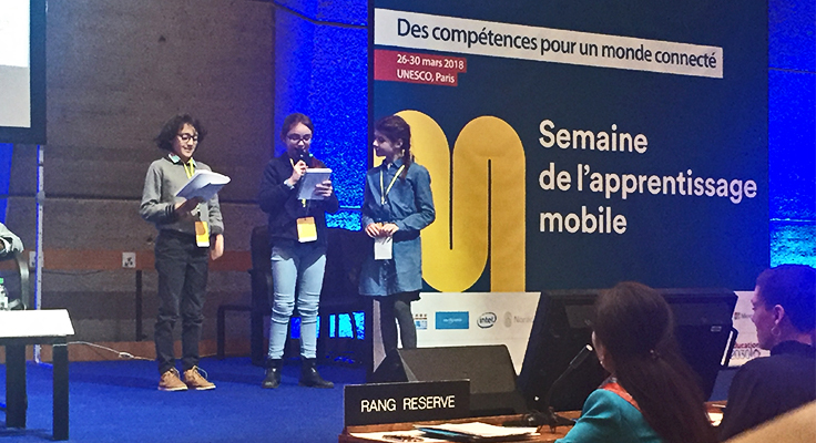 Alunos de escola francesa leem texto no palco do Mobile Learning Week