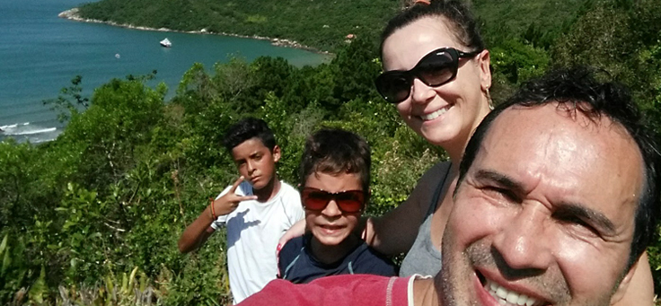 Imagem mostra família de Nilson Queiroz, com esposa e os dois filhos