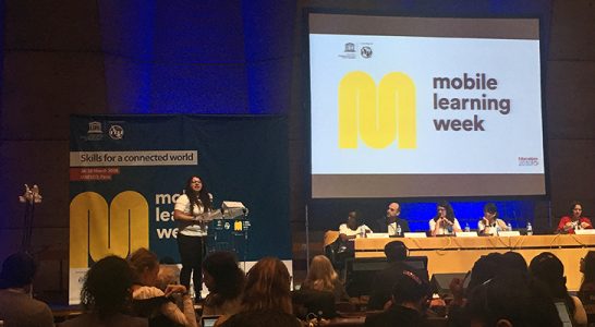 Jovem peruana fala em palco do Mobile Learning Week