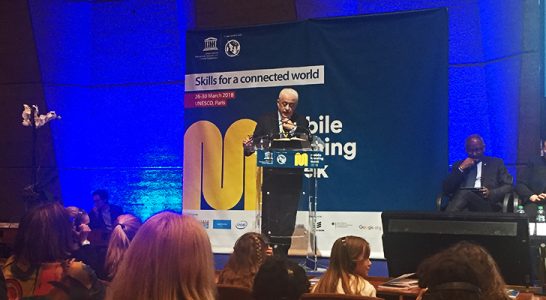 Ministro da Educação do Egito fala no palco doo Mobile Learning Week